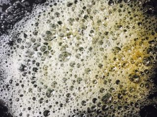 7、琥珀核桃,小火慢慢熬制变色