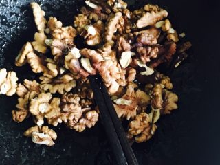 8、琥珀核桃,熬制至金黄趁热倒入烤好的核桃仁搅拌均匀