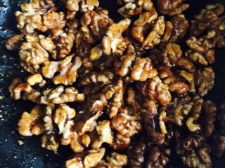 9、琥珀核桃,搅拌至所有核桃仁都粘上糖液