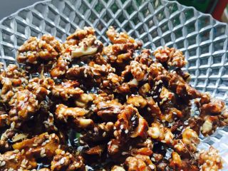 11、琥珀核桃,适当晾凉翻搅一下，不至于粘到一起