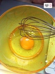 1、芒果班戟,一个鸡蛋打入碗中，打散。