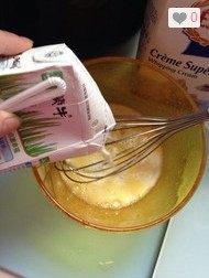 3、芒果班戟,放入250ml牛奶。