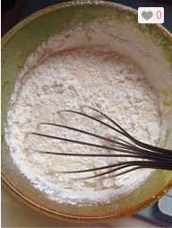 4、芒果班戟,搅拌均匀后过筛80g低筋粉，搅拌均匀。