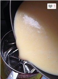 6、芒果班戟,面糊过筛，放入冷藏室静置30分钟。