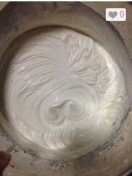 7、芒果班戟,取200ml淡奶油，加入30g糖粉，打发，打发至可以保持花纹。