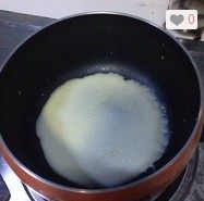 8、芒果班戟,平底不粘锅，加点油，30ml面糊、小火煎至面糊凝固即可。