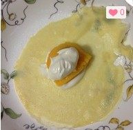 9、芒果班戟,皮凉后可以包了，先放一点奶油，一大块芒果，在盖上点奶油。