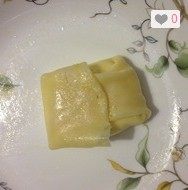 10、芒果班戟,把馅包进里面。