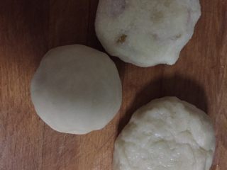 2、月饼节活动，苏式榨菜鲜肉月饼,把油皮部分的材料用手和在一起揉成团，放入保鲜膜30分钟。