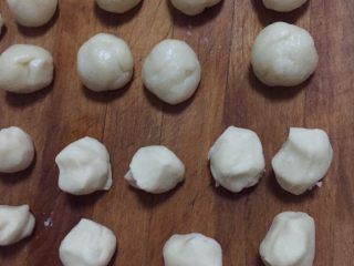 4、月饼节活动，苏式榨菜鲜肉月饼,松驰好的面团个油酥个分成15等份，最好用秤秤一下总重量再分，这样烤出来的大小会很均匀。