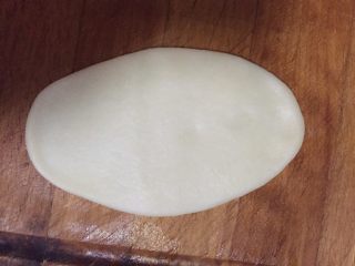 6、月饼节活动，苏式榨菜鲜肉月饼,取出一个面团擀成长圆形，顺势用手指卷起成小卷。15个面团都卷好后再静置20分钟。