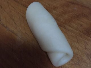 7、月饼节活动，苏式榨菜鲜肉月饼,然后再把卷这个面卷接口在上压扁，继续擀成长圆形，自用手指卷起，15个都卷好后再静置20分钟。