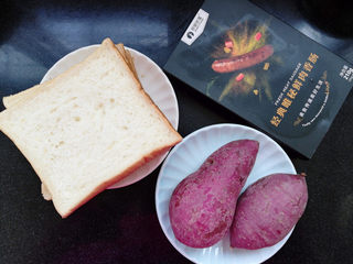 1、香肠紫薯吐司卷,准备食材。