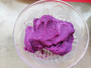 5、香肠紫薯吐司卷,将炼乳跟紫薯泥充分拌匀。