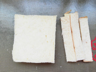 6、香肠紫薯吐司卷,吐司去掉四边。