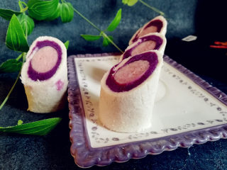 12、香肠紫薯吐司卷,去掉保鲜膜,斜着切块即可。