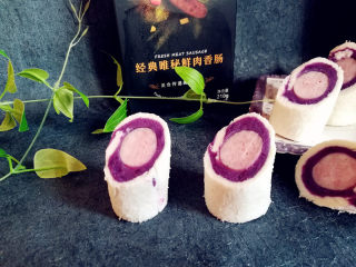 13、香肠紫薯吐司卷,三片吐司,三根香肠,两个紫薯没用完,做了六个,端给儿子没到五分钟就吃完了!一边吃一边说:“妈妈,春游就给我做这个,太好吃了!