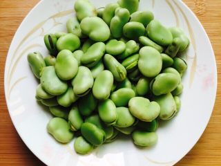 1、#做妈妈的拿手菜#五香蚕豆,新鲜蚕豆