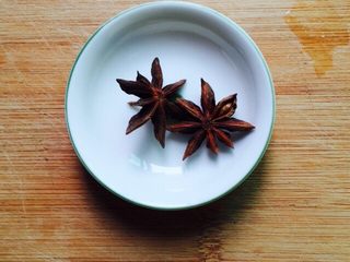 2、#做妈妈的拿手菜#五香蚕豆,八角洗干净备用