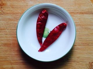 3、#做妈妈的拿手菜#五香蚕豆,干辣椒清洗一下备用