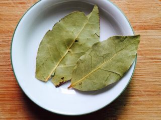 4、#做妈妈的拿手菜#五香蚕豆,香叶清洗一下备用