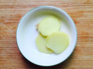 5、#做妈妈的拿手菜#五香蚕豆,姜洗干净去皮切成片状备用