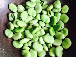 8、#做妈妈的拿手菜#五香蚕豆,将洗干净后的蚕豆倒入锅里