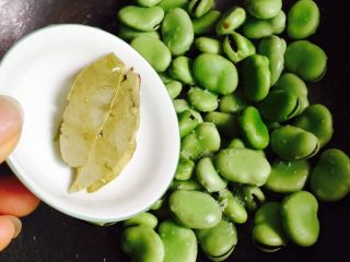 10、#做妈妈的拿手菜#五香蚕豆,放入香叶