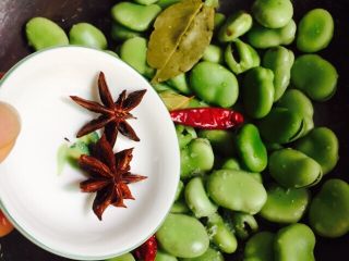 12、#做妈妈的拿手菜#五香蚕豆,放入八角