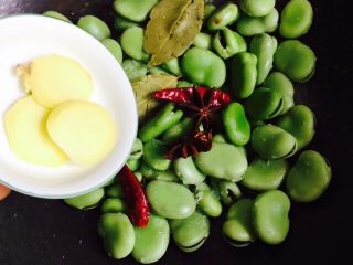 13、#做妈妈的拿手菜#五香蚕豆,放入姜片