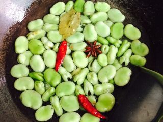 16、#做妈妈的拿手菜#五香蚕豆,用锅铲搅匀,大火煮开转中火煮六、七分钟即可!