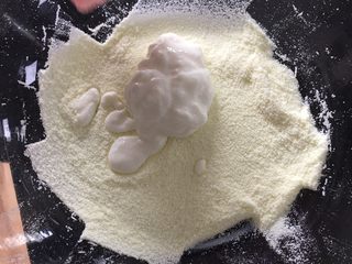 1、宝宝版酸奶溶豆,奶粉过筛，和酸奶搅拌至无颗粒状后备用，