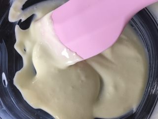 2、宝宝版酸奶溶豆,搅拌至无颗粒状