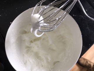 7、宝宝版酸奶溶豆,打到湿性发泡