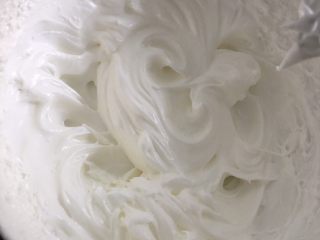 9、宝宝版酸奶溶豆,继续打发到纹路非常清晰