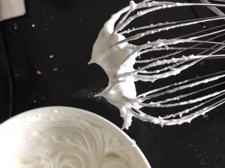 10、宝宝版酸奶溶豆,硬性发泡的程度就可以了