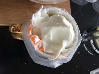 14、宝宝版酸奶溶豆,把裱花袋套在杯子上，装入蛋白糊，可以在变化袋头部放一个裱花嘴