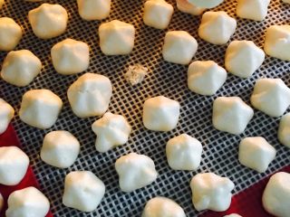16、宝宝版酸奶溶豆,100度烤60分钟，检查一下如果溶豆还在硅胶垫上有粘连就是没有烤好，上图是没有烤好