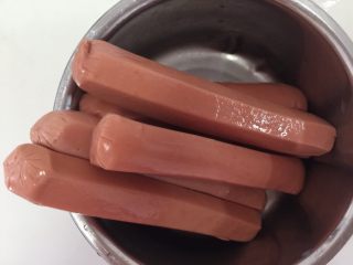 2、芝士肠仔卷卷包,准备好肠仔