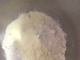 5、芝士肠仔卷卷包,放入奶粉