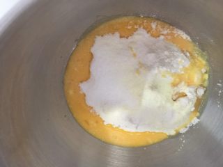 7、芝士肠仔卷卷包,放入盐和水