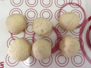 11、芝士肠仔卷卷包,平均分成6等分，盖上保鲜膜防止风干