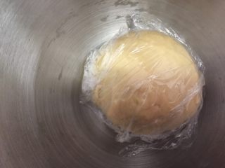 10、芝士肠仔卷卷包,和面机2档和面5分钟，盖上保鲜膜进行一发