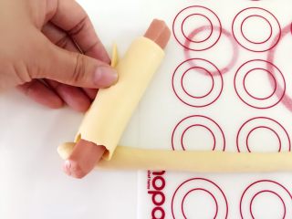 14、芝士肠仔卷卷包,把芝士肠仔卷压着面条从一端开始卷起