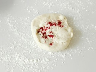 2、小嫦娥花样馒头,取出大部分白面团，加入极少的一丢丢红曲米粉，揉匀。