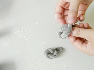 7、小嫦娥花样馒头,然后，再用黑色面团，揉出图中麻花辫。