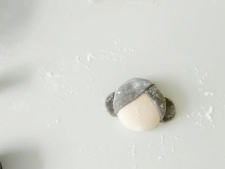 8、小嫦娥花样馒头,在做出一个圆形黑面片，然后一切两半，粘到耳朵的位置处。