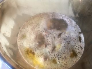 2、糯米鸡汤,沸水下锅就鸡块焯水，除去鸡块里的血泡，这样的鸡块煲汤口感才好。