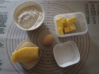 1、好吃的切达芝士酥饼,准备好所用原材料