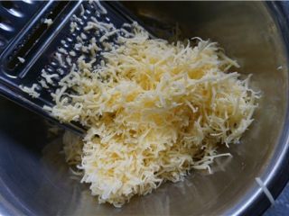 2、好吃的切达芝士酥饼,首先将车达芝士擦成细丝，擦得越细越好省了再切碎